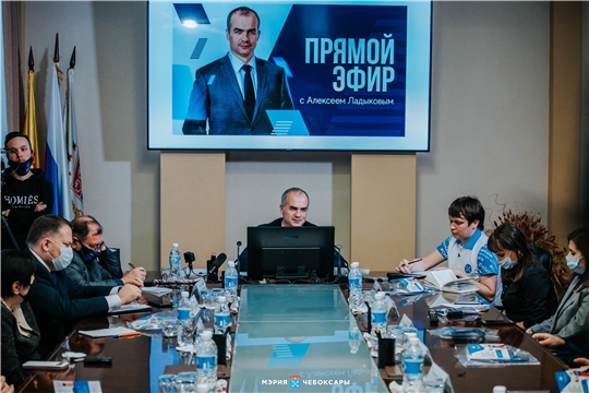 Более 150 вопросов в соцсетях, около 40 в зале - итог прямого эфира Алексея Ладыкова