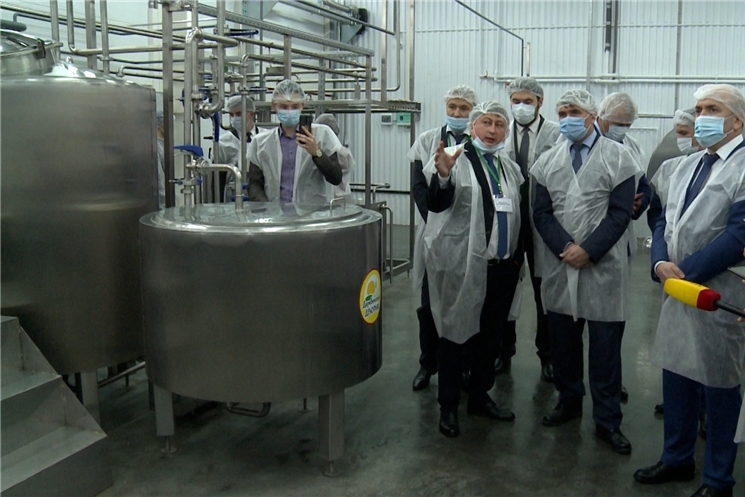 Олег Николаев стал участником круглого стола по развитию бизнеса на селе, в рамках которого открыто новое производство по переработке молока.