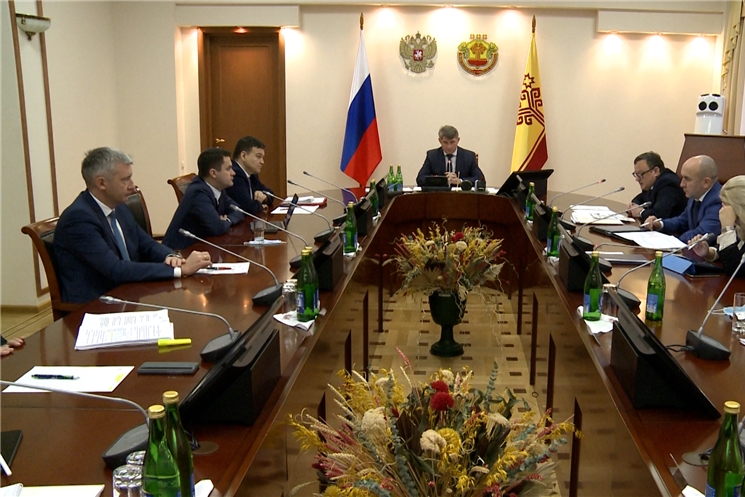 Почти 600 млн рублей поступило в Чувашию на «новогодние» выплаты  детям  до 8 лет. Эту и другие темы обсудили сегодня на еженедельном совещании. 