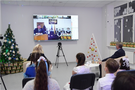 Олег Николаев поздравил с Новым годом ребят – призеров и победителей различных конкурсов