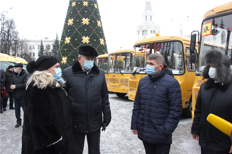 Олег Николаев передал школам Чувашии 31 школьный автобус 