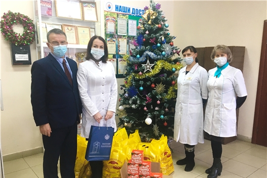Спикер парламента Альбина Егорова направила продуктовые наборы медработникам Чебоксарской районной больницы