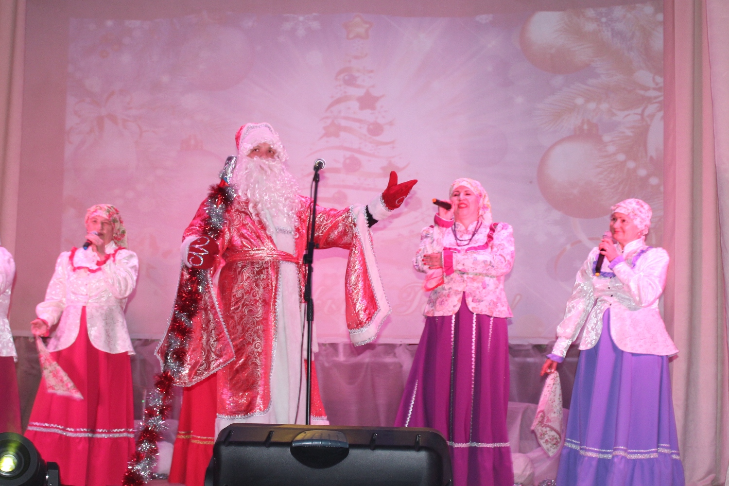 Новогодний концерт подарили поречанам работники культуры района