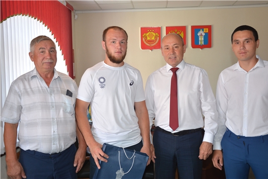 Встреча главы администрации Батыревского района Рудольфа Селиванова с Чемпионом Мира по национальной борьбе «Корэш» Ринасом Садаровым