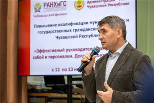 Олег Николаев вручил главам администраций муниципалитетов удостоверения о прохождении курсов повышения квалификации