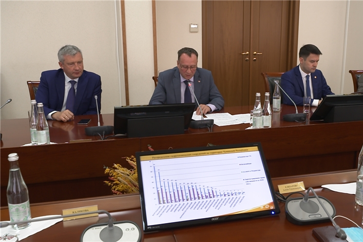 На еженедельном совещании в Доме Правительства обсудили рост объемов промышленного, сельскохозяйственного производства, ввод жилья, снижение уровня безработицы