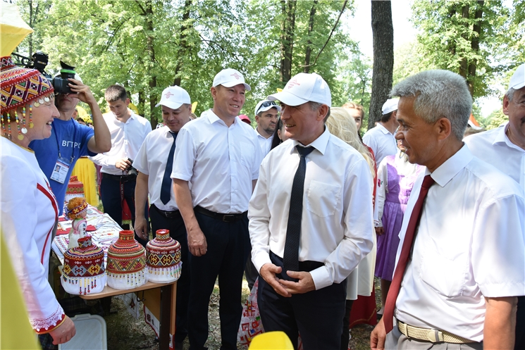 Олег Николаев поздравил жителей Шумерлинского района с Днем республики