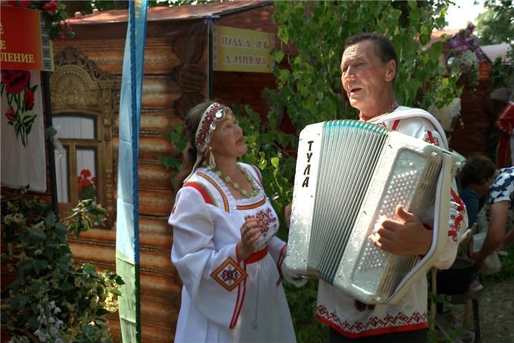 Открытие памятника погибшим в Великой Отечественной Войне, монумент труженикам тыла. Детская площадка и спорткомплекс. Новые объекты открылись в районе к празднику.