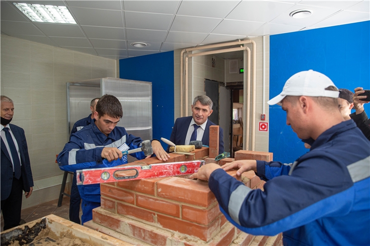 Глава Чувашии Олег Николаев посетил Чебоксарский техникум строительства и городского хозяйства 