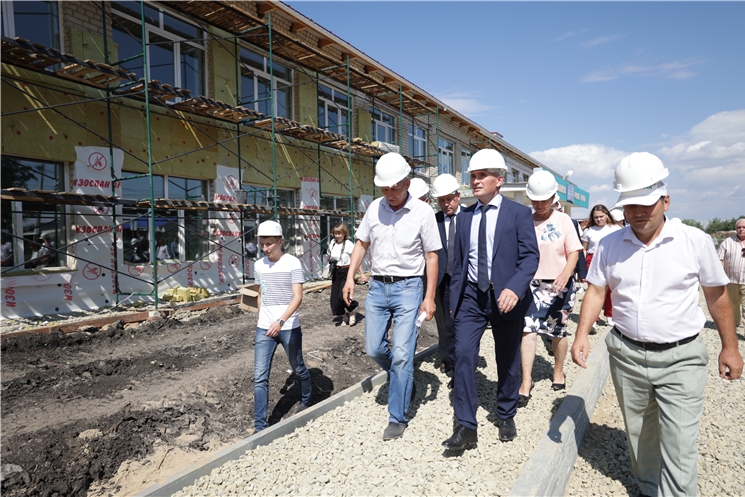 Олег Николаев ознакомился с ходом ремонта школ в селах Шемурша и Шыгырданы