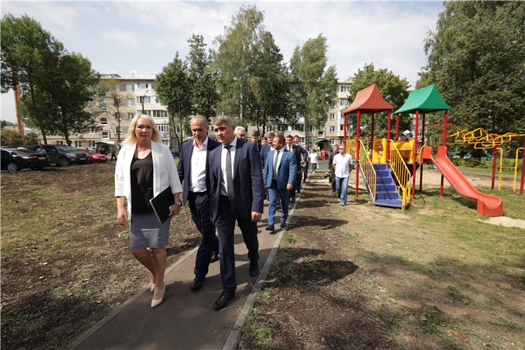 Глава Чувашии ознакомился с благоустройством дворов в г. Чебоксары
