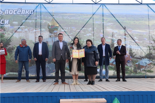 Альбина Егорова поздравила жителей Кугесь с Днем поселка