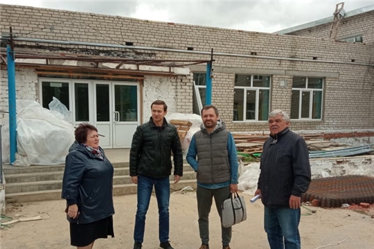 Альбина Егорова ознакомилась с ходом ремонта Абашевской школы