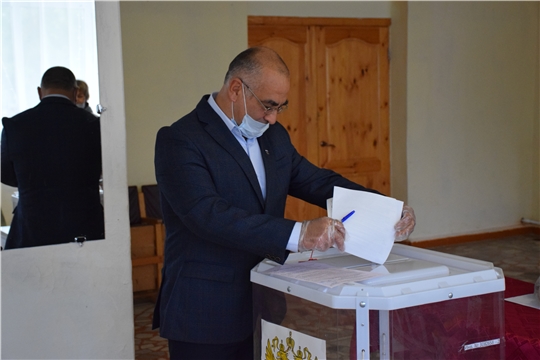 Глава Красночетайского района и Глава администрации проголосовали на избирательных участках по выборам в Госдуму-2021