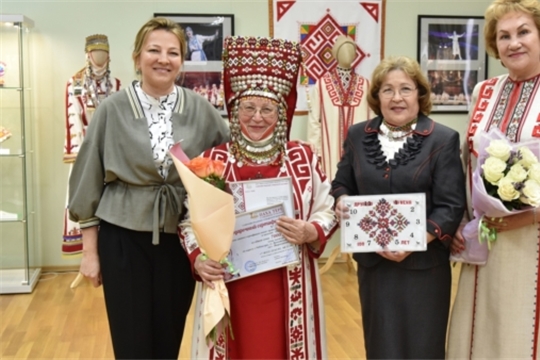 В Музее чувашской вышивки открыта выставка работ Зинаиды Вороновой (0+)