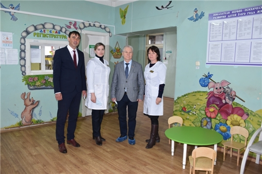 Депутат Государственного Совета Чувашской Республики Николай Угаслов подарил маленьким пациентам «Детский уголок»