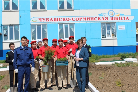 Кадеты и выпускники Чувашско-Сорминской школы вместе с помощником прокурора Аликовского района Хотяевым Р.С. приняли участие в Международной акции «Сад памяти»