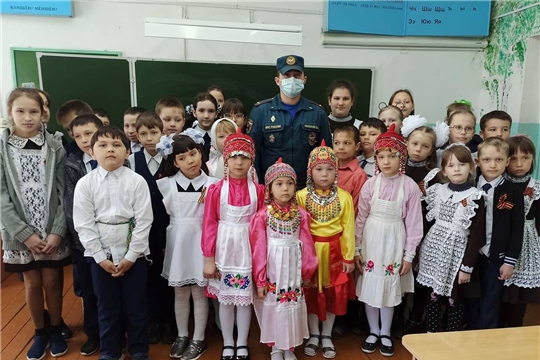 Пожарным можешь и не быть, но правила ты знать обязан: в школах Батыревского района прошли открытые уроки посвященные Дню пожарной охраны