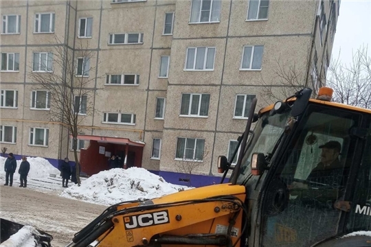 Работники районного ЖКХ г. Чебоксары с самого утра приступили к уборке снега