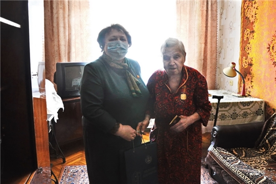 Альбина Егорова вручила памятную медаль Маргарите Павловне Моряковой