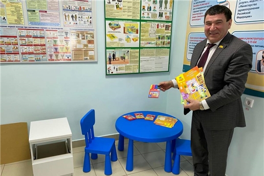 Юрий Зорин оборудовал уголок творчества для маленьких пациентов райбольницы