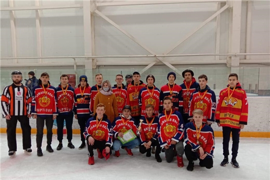 Команда Ибресинского района бронзовый призер  республиканских соревнований по хоккею среди допризывной молодежи