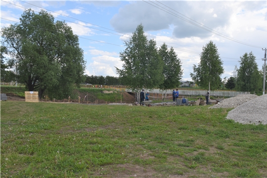 Глава администрации района Александр Кузнецов проверил ход работ по благоустройству Парка Победы
