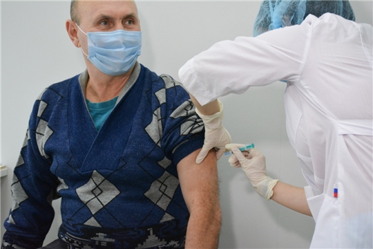 Сотрудники скорой помощи продолжают прививаться от COVID-19 