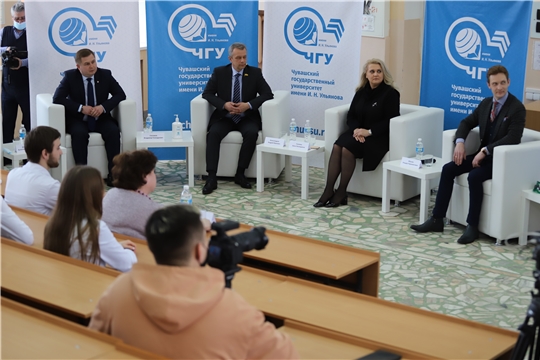 Студенты-медики, работающие в «красной зоне», рассказали о годе на «передовой»