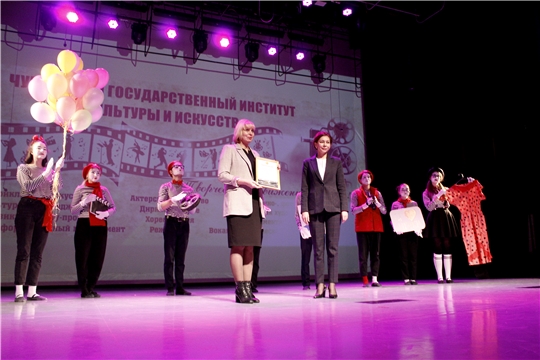 Министр культуры Светлана Каликова вручила свидетельства о назначении стипендий Главы Чувашии студентам ЧГИКИ