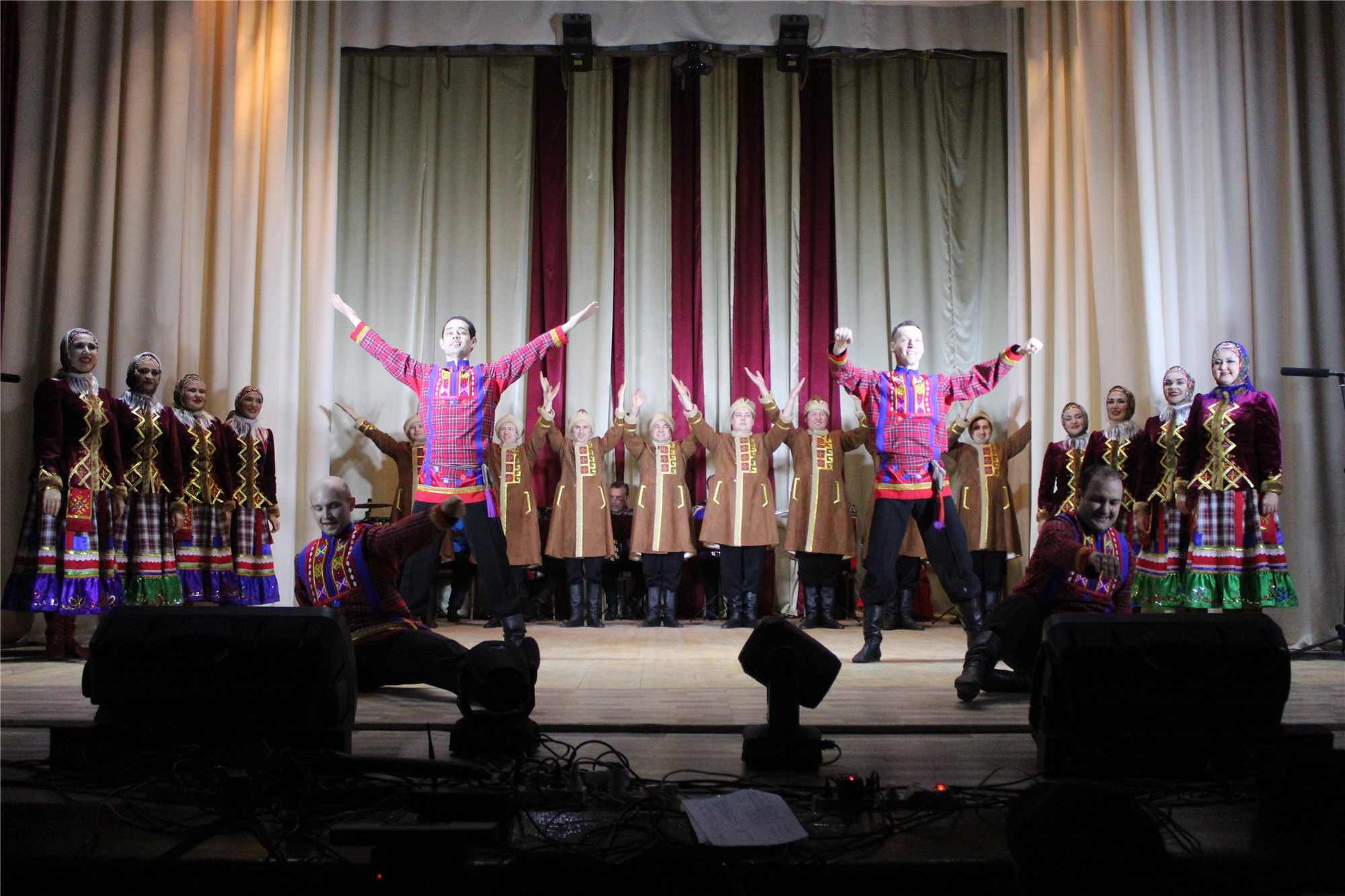 Чувашский государственный академический ансамбль песни и танца порадовал жителей Порецкого района концертом в рамках акции «Сурпан Перле»
