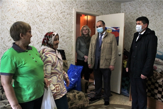Ветераны Великой Отечественной войны получают поздравления с Днем Победы
