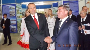 Экспозицию Минтранса Чувашии на межрегиональной выставке "Регионы - сотрудничество без границ" посетил Глава республики Михаил Игнатьев 