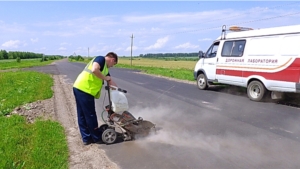 Дорожная лаборатория исследует асфальтобетонное покрытие  местной дороги в Порецком районе 