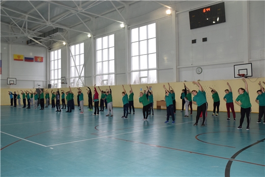 На спортивной площадке - трудовой коллектив обособленного подразделения ООО «ГК «ЭСТЕТ» в селе Красные Четаи
