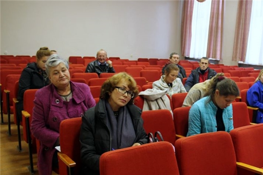 Проходит обучение по охране труда, пожарно-техническому минимуму и подготовке в области гражданской обороны