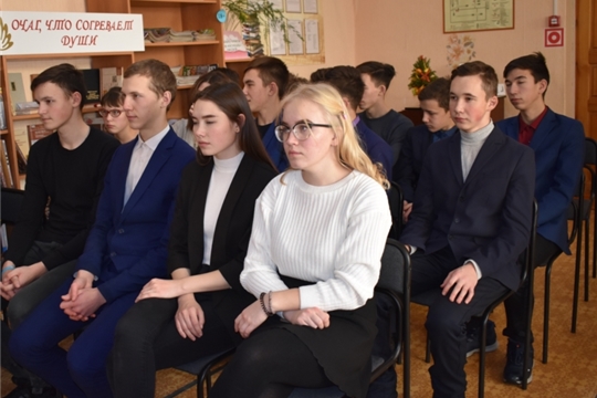 В Межпоселенческой центральной библиотеке прошел инфоурок «Героями не рождаются, героями становятся» ко дню Героев Отечества