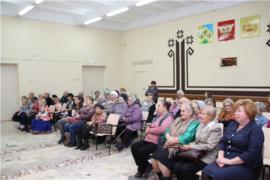 Глава администрации Новочебоксарска Ольга Чепрасова поздравила старшее поколение ТОС «Волжский»