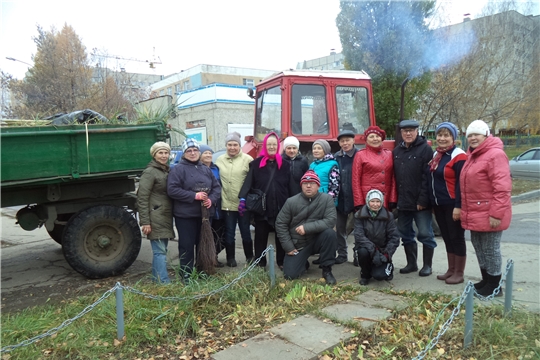  активисты ТОС "Юраковский" вышли на уборку аллеи за школой № 17