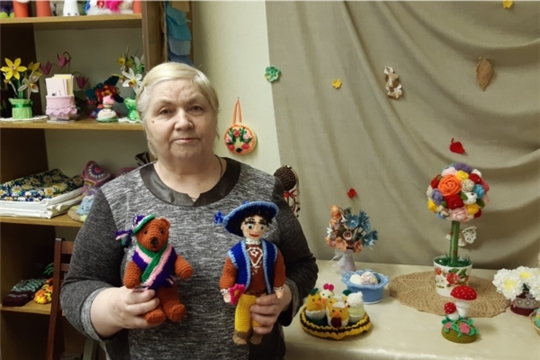 «серебряный» волонтер Вера Дербенева вяжет воспитанникам Кугесьского детского дома-интерната игрушки