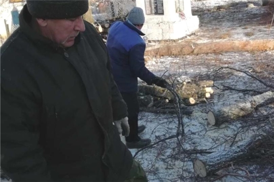 Санитарная очистка территории парка Победы в честь погибших воинов в Великой Отечественной войне в деревне Новое Муратово