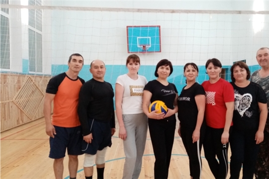 Любители волейбола собираются в спортзале