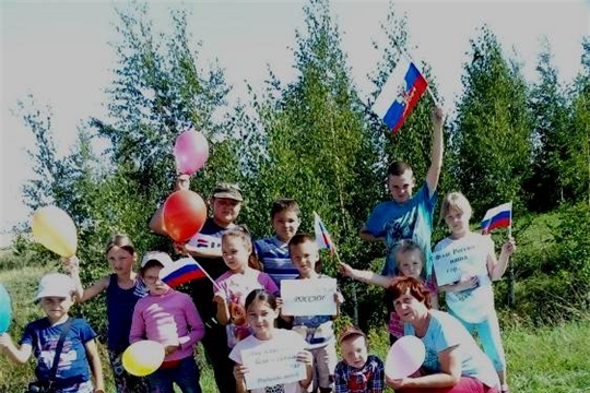 Мне всего милей бело-сине-красный Флаг Родины моей!