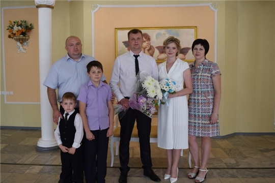 Торжественные регистрации бракосочетания в отделе ЗАГС города Алатыря были посвящены Дню Республики