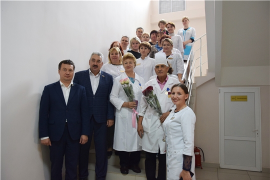 Их призвание – помогать людям: депутат Государственной Думы РФ Леонид Черкесов вручил работникам здравоохранения медаль «В память о 550-летии г. Чебоксары»