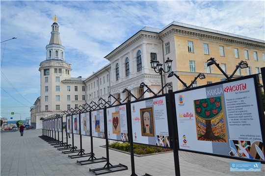 В центре Чебоксар весь август работает выставка под открытым небом 