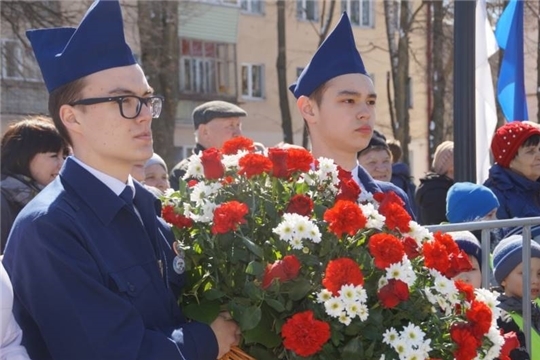 22 августа жители Калининского района г. Чебоксары возложат цветы к памятникам и мемориальным доскам