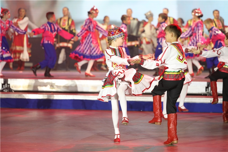 Программа празднования 550-летия города Чебоксары завершилась театрализованным представлением 