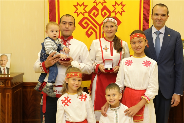 Глава Чувашии Михаил Игнатьев встретился с многодетной семьей Черновых - призером Фестиваля семейных традиций в г. Ульяновске  &nbsp;