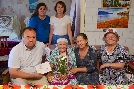 Поздравления с 95-летием получает жительница поселок Буинск Звейдэ Алиуллова .